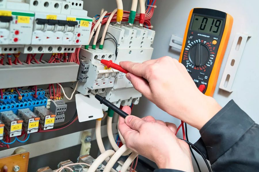 Cableado y pruebas en tablero de control eléctrico