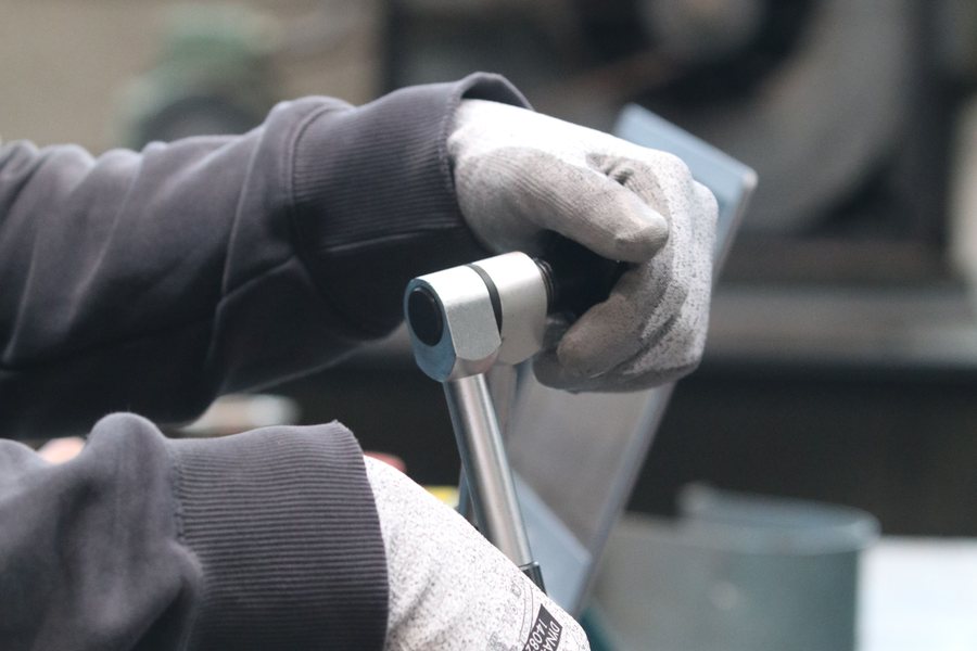 Mantenimiento y ajuste mecánico de equipos en taller